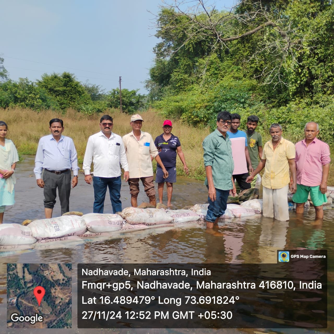 श्रमदानातून बंधारा बांधकाम